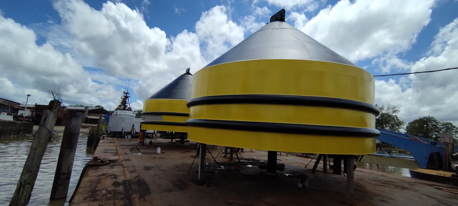 Construção de boias de atracação